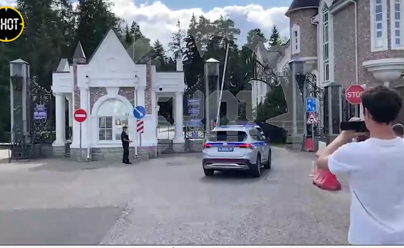 მოსკოვში, ელიტარულ დასახლებაში შეიარაღებული კაცი შეიჭრა და მძევლები აიყვანა (ვიდეო)