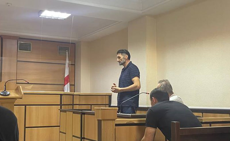 მამის დაცვის გამო ჩადენილი დანაშაული - ბრალდებული მწერალი დუმილს არღვევს
