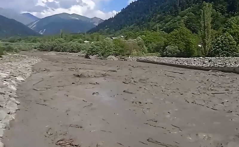 "შოვში დაკარგულ 3 მოქალაქეს კიდევ ეძებენ" - სტიქიის ზონაში მყოფი მოქალაქე