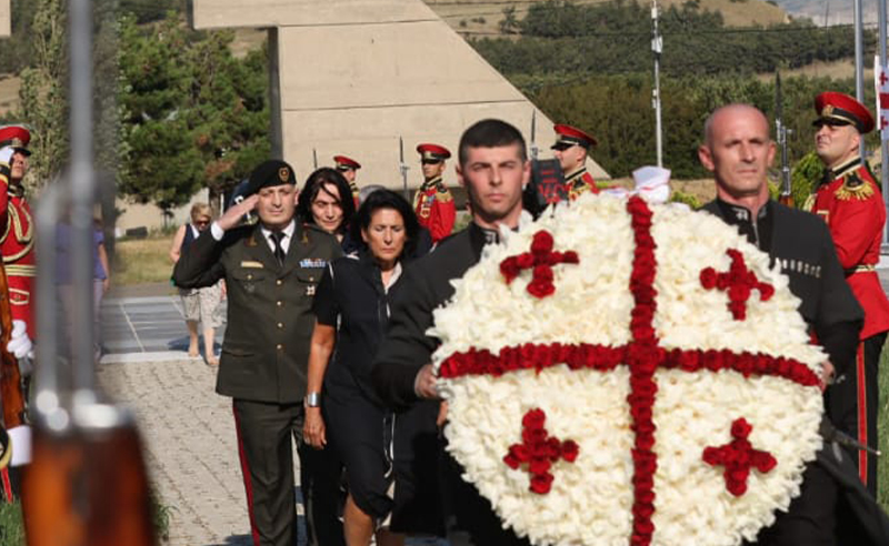 15 წელი აგვისტოს ომიდან - პრეზიდენტის გარდა, მუხათგვერდის სასაფლაოზე მთავრობის წევრები არ მისულან