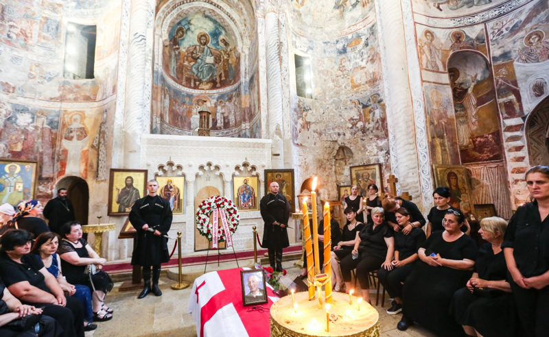 შოვში გარდაცვლილი პოლიციის მაიორი მირიან ჭელიძე სამხედრო პატივით დაკრძალეს