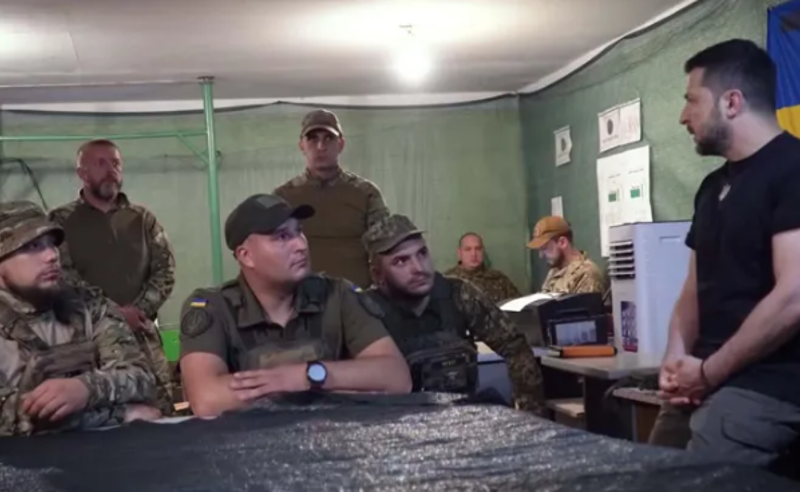 ზელენსკი მელიტოპოლში სამხედროებს შეხვდა