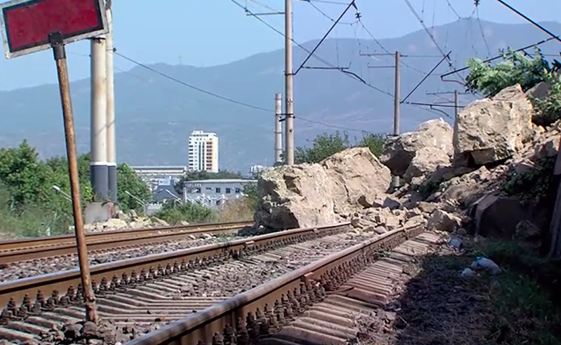 თბილისში რკინიგზის ლიანდაგზე კლდის მასა ჩამოიშალა