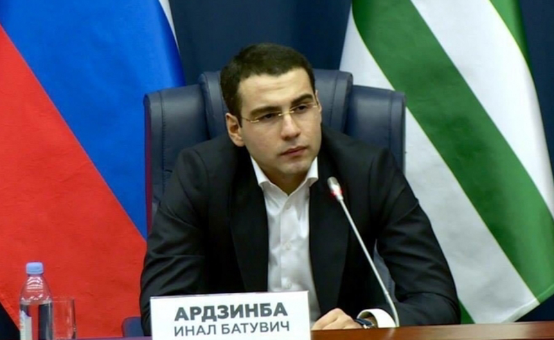 "რუსოფობიის კიდევ ერთმა მსხვერპლმა გამოიწვია რუსეთი" - არძინბამ ზელენსკი სააკაშვილს შეადარა