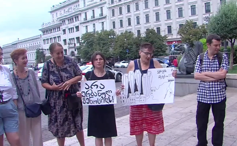 "არა ურბანულ გენოციდს", "კუბოებს ნუ აშენებთ" - საკრებულოს სხდომაზე აქტივისტები არ შეუშვეს