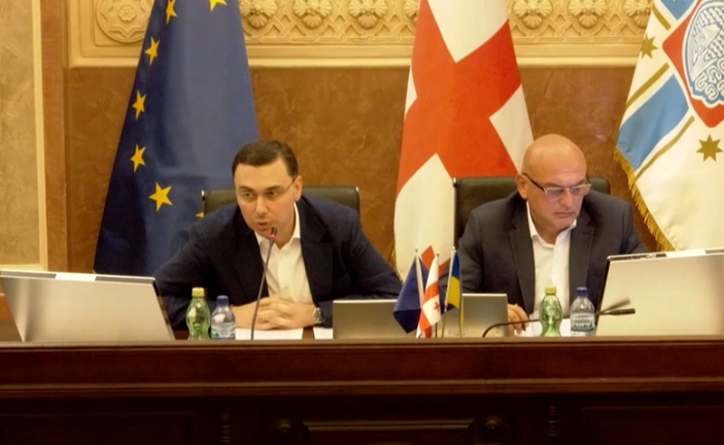 თბილისის საკრებულოს თავმჯდომარემ სხდომაზე მყოფ ოპოზიციას პოლიტიკურად ანგაჟირებულები უწოდა
