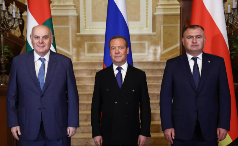 მოვიდა დრო, თბილისმა აღიაროს ობიექტური რეალობა - ცხინვალი და სოხუმი - მედვედევი