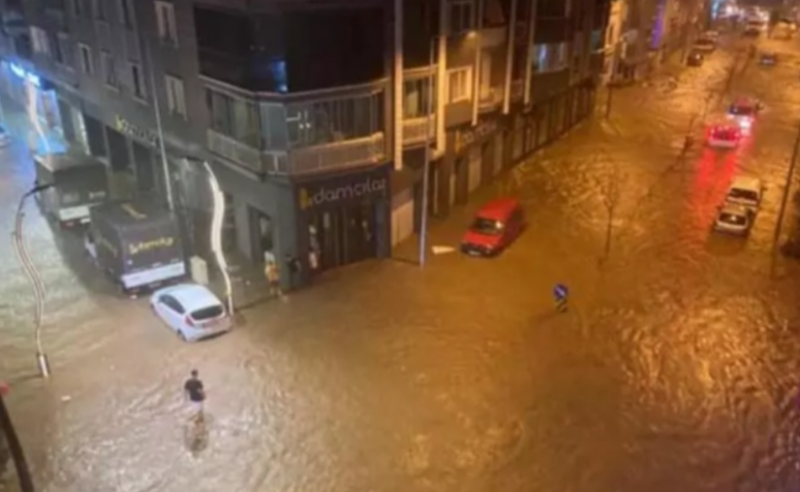 თურქეთში ძლიერი წვიმის გამო ზღვისპირა ქალაქი დაიტბორა