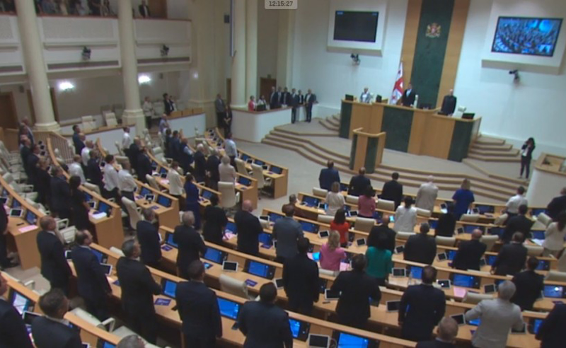 პარლამენტის საშემოდგომო სესია წუთიერი დუმილით გაიხსნა