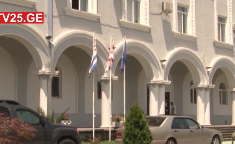 ქობულეთის "სანდასუფთავების" ბუღალტერი თანამშრომლების ხელფასს საკუთარ ანგარიშზე ირიცხავდა
