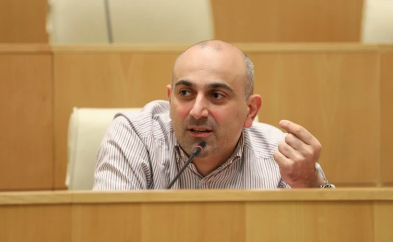 ორჯერ მოხდა შემთხვევა, ბორელმა რომ გააჩერა, ელჩი უთარგმნიდა „ქართული ოცნების“ სიტყვებს - რაქვიაშვილი