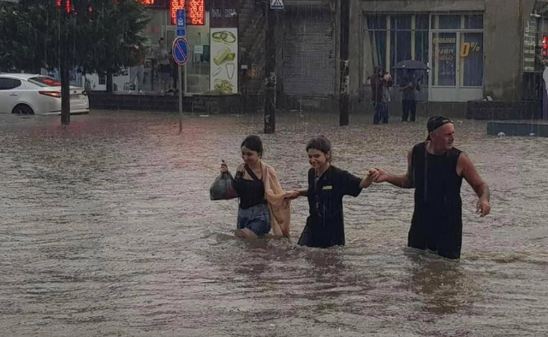 ძლიერი წვიმის შედეგად ლილოსა და რუსთავში ქუჩები დაიტბორა