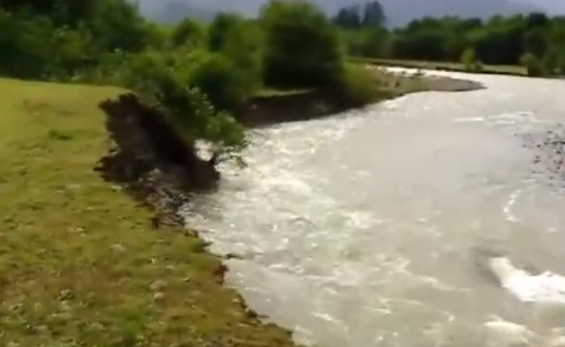 მდინარეს ჯებირები აღარ აქვს, არსებობს საშიშროება - ოზურგეთში ადამიანები დახმარებას ითხოვენ 