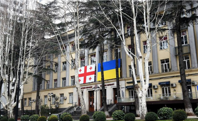 აუტისტი ბავშვები თერაპიების გარეშე რჩებიან,  ცენტრს შენობას უნგრევენ - მშობელი