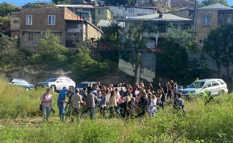 "დაგვიბრუნეთ სკოლა" - სკოლის მოსწავლეების და მშობლების აქცია დადიანზე