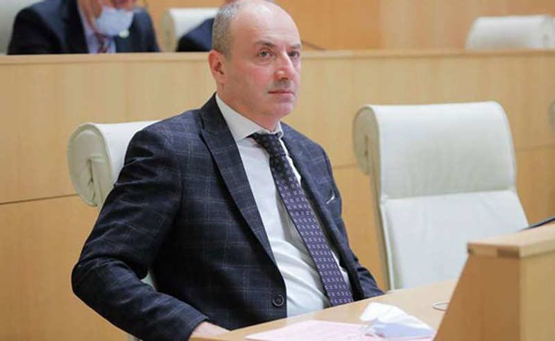 "საქართველოს ერთ-ერთი რიგითი მოქალაქე" - ფარცხალაძესთან დისტანცირებას საპარლამენტო უმრავლესობა აგრძელებს