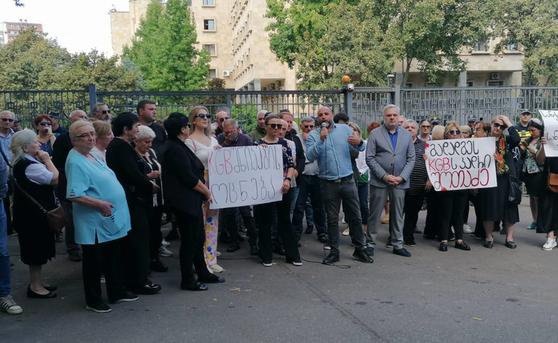 "გადადგეს KGB-ს კადრი შოთაძე" - აქცია პროკურატურასთან 