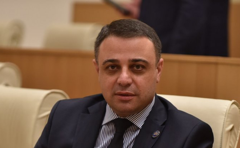 ევროპულ ღირებულებებზე საუბრობს და "ქურქუმალ ვაითის" გვერდით ზის - ღუდუშაური ვაშაძეზე