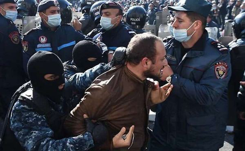 ერევანში, რესპუბლიკის მოედანზე ვითარება მწვავდება - პოლიციასა და მომიტინგეებს შორის შეტაკებებია