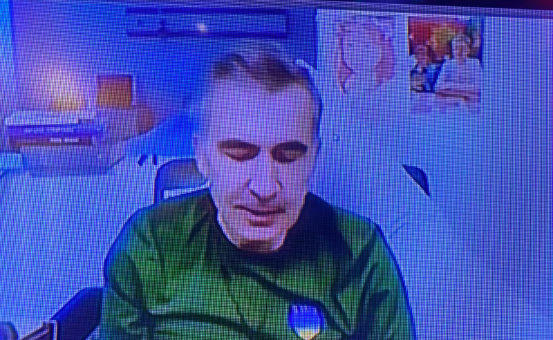"სუსტად ვარ, მაგრამ ჩემს სულს ვერაფერი ვერ გატეხს" -  სააკაშვილი სასამართლოს დისტანციურად ესწრება