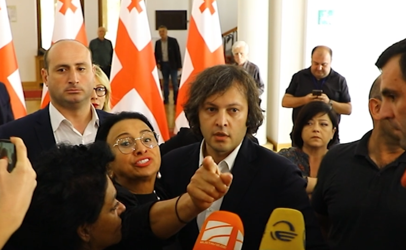 "კობახიძე შე რუსო, რიმა ბერაძე იცავს კობახიძეს" - დაპირისპირება პარლამენტში