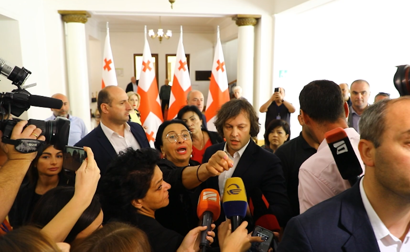 კობახიძე, რომელსაც რიმა ბერაძე იცავს, ოპოზიციას "ქალების ამოფარებულებს" უწოდებს