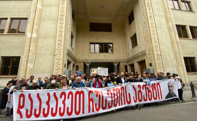 "დააკავეთ რუსეთის აგენტი ფარცხალაძე" - პარლამენტთან აქცია დაიწყო