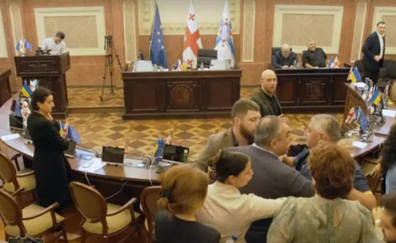 ფიზიკური დაპირისპირება საკრებულოში - სხდომა შეწყდა