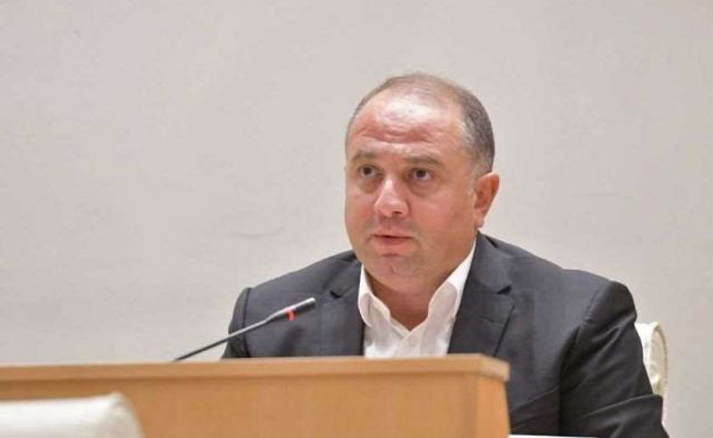 ჩიქოვანი წითლიძეს:  ანაკლიაში სასტუმრო მერაბიშვილის იარაღის ლულის ქვეშ აშენდა