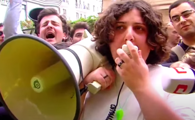 "რუსები! მონებო!" - შს მინისტრი პარლამენტში შეაპარეს და აქციის მონაწილეებს არ შეახვედრეს
