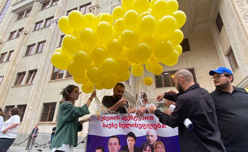 "რუსეთის აგენტებით სავსე ხელისუფლება" - პარლამენტთან ბუშტებიანი პლაკატი გაუშვეს