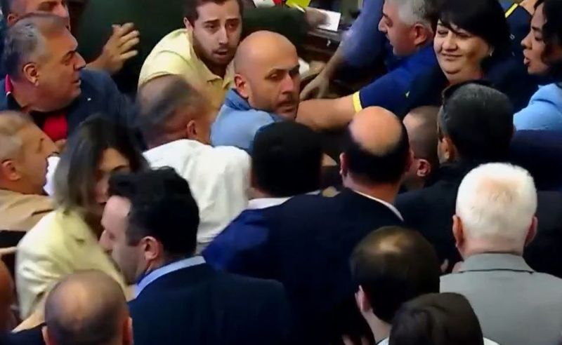 რუსული რუბლები და ცემა-ტყება თბილისის საკრებულოში - რა მოხდა სხდომაზე?