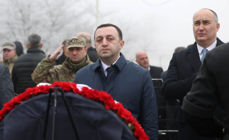 პრემიერმა ჭირისუფალს არც კი მოუსმინა - ღარიბაშვილმა გმირთა მემორიალი უკომენტაროდ დატოვა