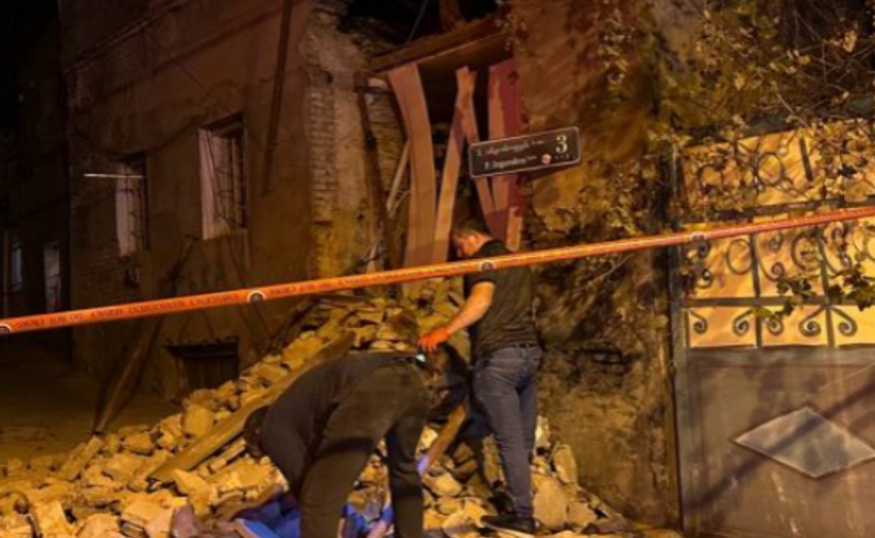 თბილისში, ინგოროყვას ქუჩაზე ავარიული შენობის კედელი ჩამოინგრა