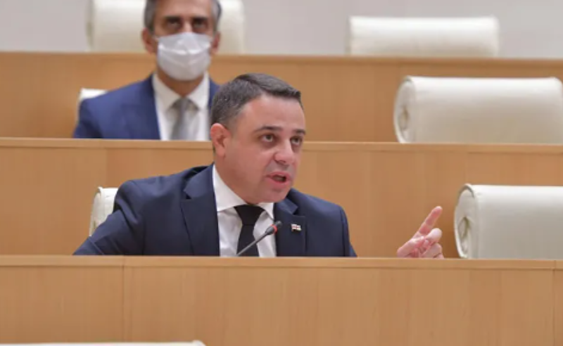 იმ თავის ძირს დაგდებულ კონსტიტუციას ავაღებინებთ და ხელში დავაკავებინებთ - "ოცნების" მუქარა პრეზიდენტს