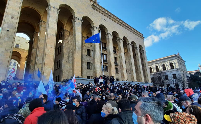 "რუსული კანონის გაგრძელებაა" - როგორ აფასებენ სამოქალაქო აქტივისტები კანონში რეპრესიულ ცვლილებებს