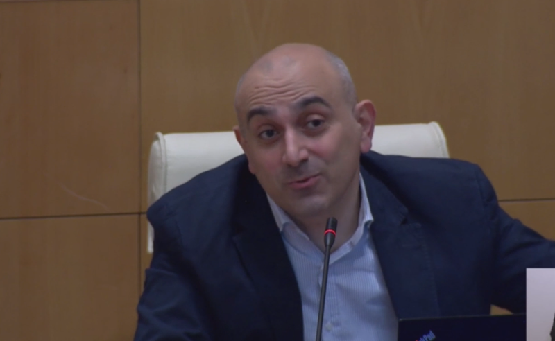 საკონსტიტუციოში იმპიჩმენტი მიდის და ხომ არ გადავდოთ დღევანდელი სხდომა? - რაქვიაშვილი პაპუაშვილს 