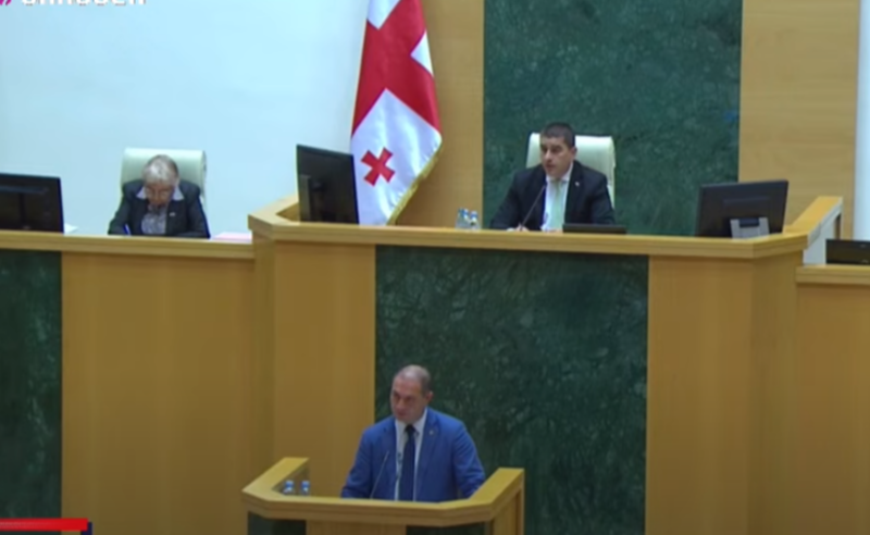 ცვლილებები "მანიფესტაციების შესახებ" კანონში - სხდომა ხმაურით მიმდინარეობს