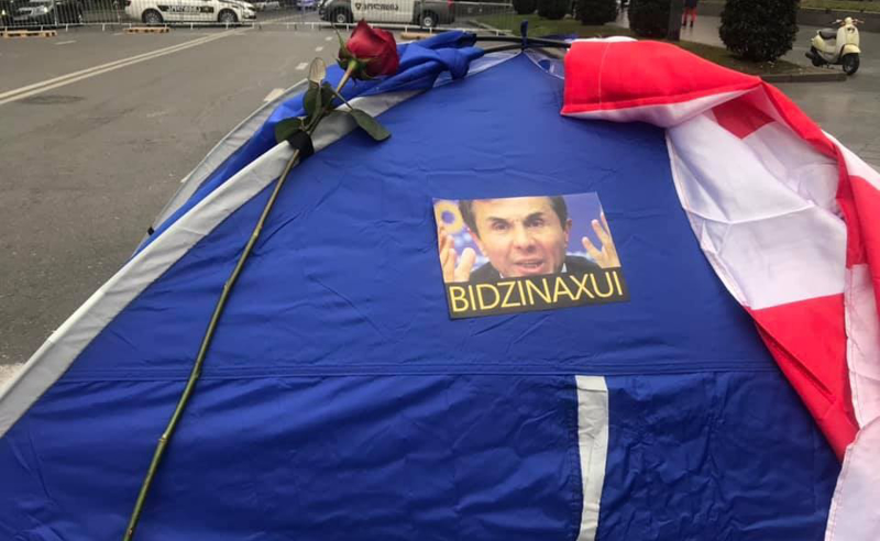 75 მხარდამჭერი, 23 მოწინააღმდეგე - კარვების კანონპროექტი პარლამენტმა პირველი მოსმენით მიიღო
