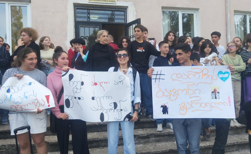 "არ ვიცი რა დავაშავე" - ოზურგეთში დირექტორის სკოლიდან გაშვებას აპროტესტებენ