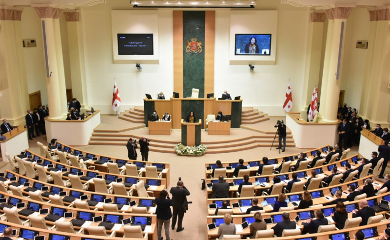 საპარლამენტო უმრავლესობის ლიდერს პრეზიდენტის ყოველწლიური მოხსენებით გამოსვლის შემდეგ, სიტყვით სარგებლობის უფლება ენიჭება
