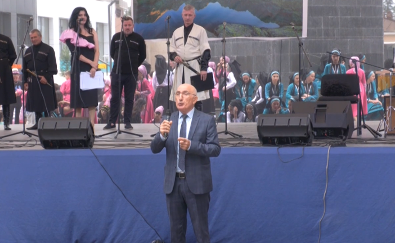 ჩხოროწყუში სკოლიდან გათავისუფლებულმა დირექტორმა საპატიო მოქალაქეობაზე უარი თქვა - მას შუა საუბარში მიკროფონი გამოურთეს