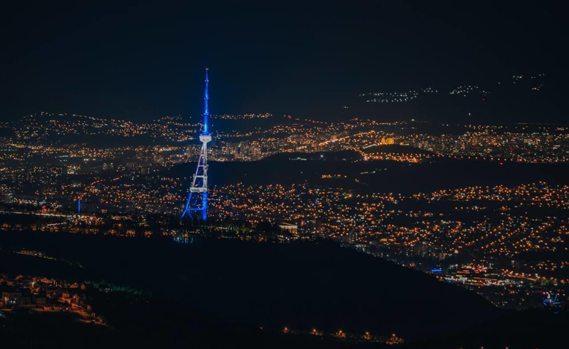 თბილისის ანძა ისრაელის სახელმწიფო დროშის ფერებში განათდა