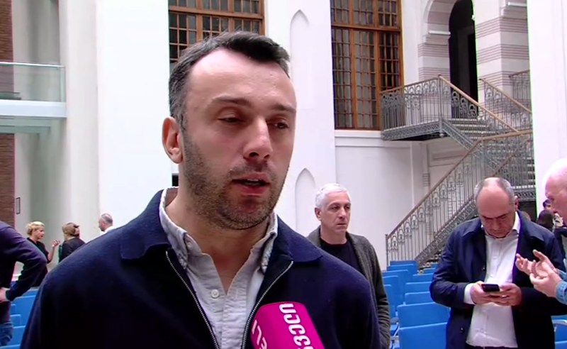 უმრავლესობის წევრი ენმ-ს დეპუტატისთვის მანქანის დაჯახების მცდელობაში პრობლემას ვერ ხედავს