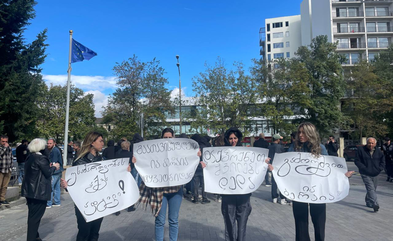 "ქურდული" სამყარო უწყვეტი პროტესტით იმუქრება - აქცია სასამართლოსთან