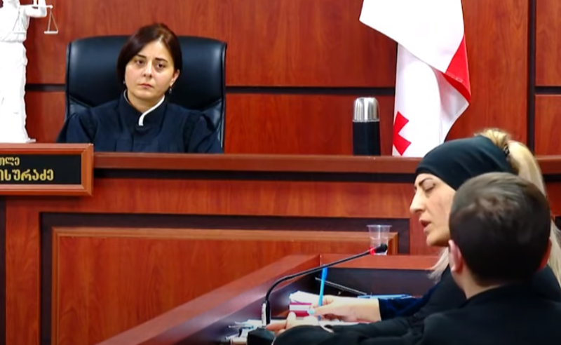 იარაღით გადამიდგა და მემუქრებოდა, რომ შვილს თავმოჭრილს ვნახავდი - მოკლული 14 წლის გოგოს დედის ჩვენება  