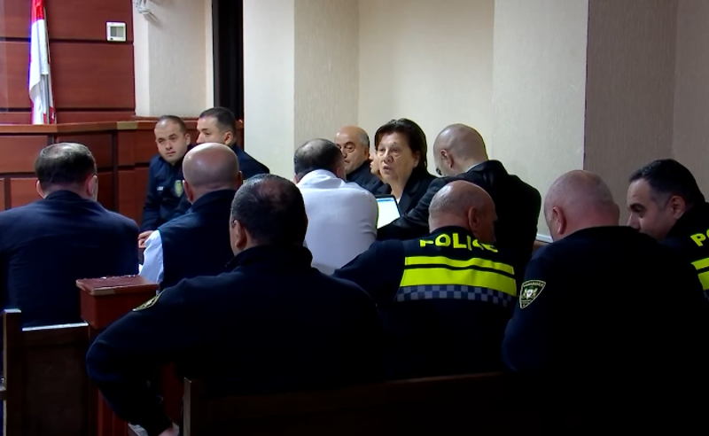 თაღლითობაში მხილებული ნოტარიუსები სასამართლომ წინასწარ პატიმრობაში გაუშვა