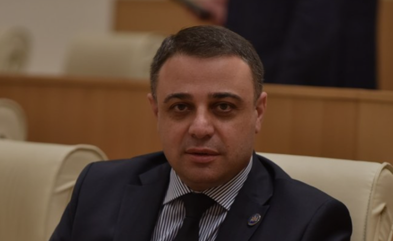 ფიქრობდა, რომ კონსტიტუციაზე მაღლა იდგა - ღუდუშაური პრეზიდენტზე