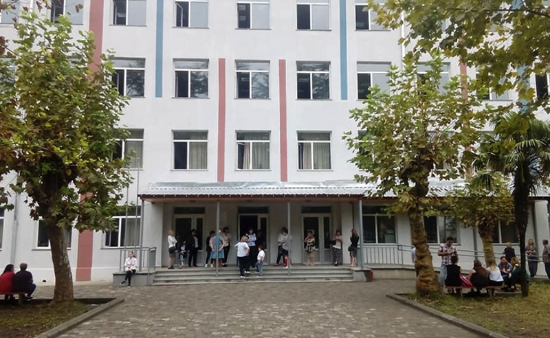 „მოსწავლეს თმაზე მოქაჩა“ – ქობულეთის სკოლიდან მასწავლებელი გაათავისუფლეს
