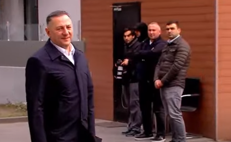 რატომ არ აკავებენ ტაქსის მძღოლის ცემაში მხილებულ პრემიერის ბიძას? - შს მინისტრი კითხვას გაურბის